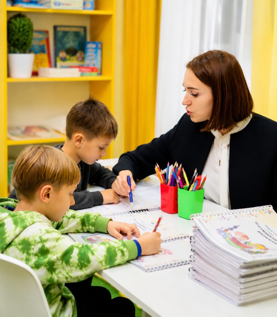 Педагог занимается с ребёнком